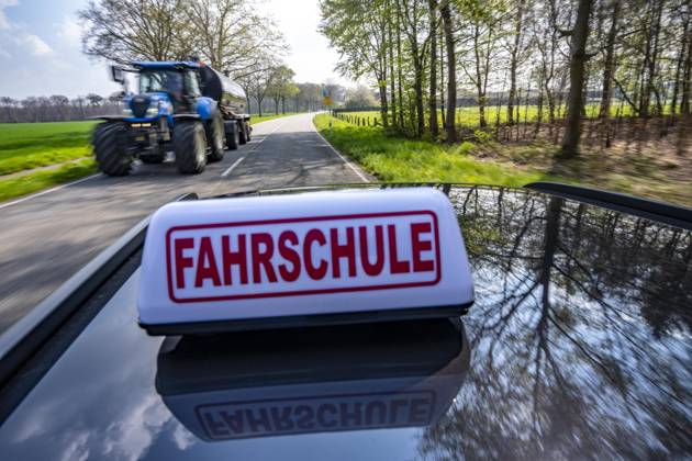 Symbolbild Fahrschule, Fahrt auf einer Landstraße, Fahrschule