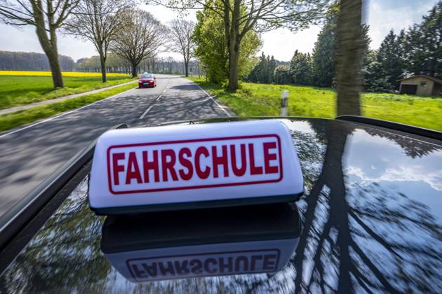 Symbolbild Fahrschule, Fahrt auf einer Landstraße, Fahrschule