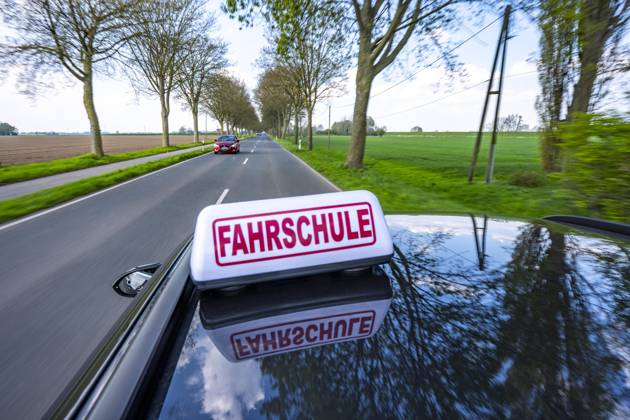 Symbolbild Fahrschule, Fahrt auf einer Landstraße, Fahrschule