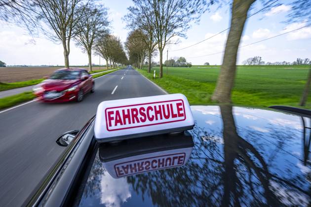 Symbolbild Fahrschule, Fahrt auf einer Landstraße, Fahrschule