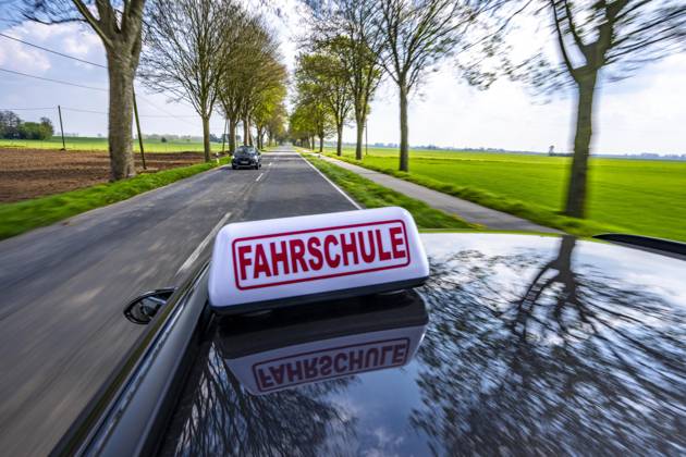Symbolbild Fahrschule, Fahrt auf einer Landstraße, Fahrschule