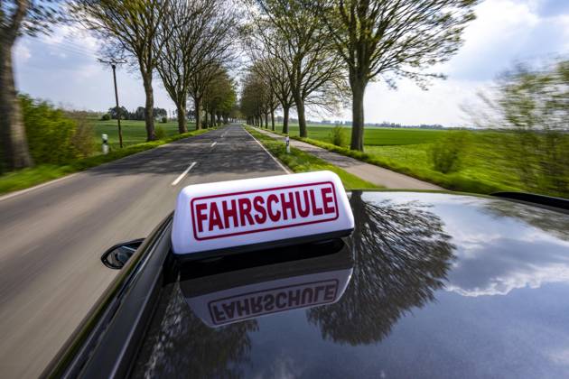 Symbolbild Fahrschule, Fahrt auf einer Landstraße, Fahrschule