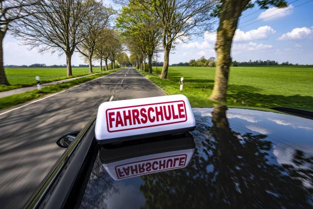 Symbolbild Fahrschule, Fahrt auf einer Landstraße, Fahrschule