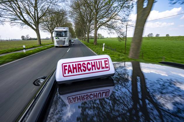 Symbolbild Fahrschule, Fahrt auf einer Landstraße, Fahrschule