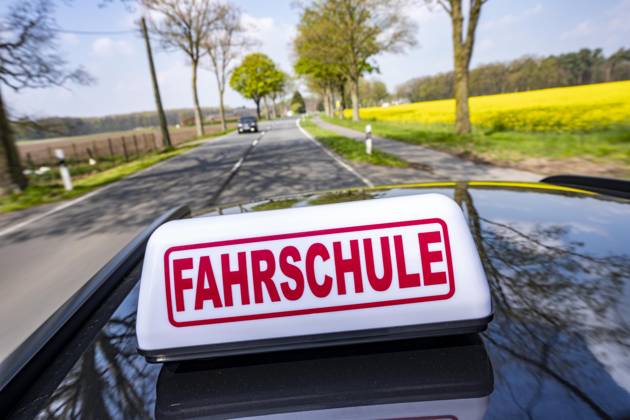 Symbolbild Fahrschule, Fahrt auf einer Landstraße, Fahrschule