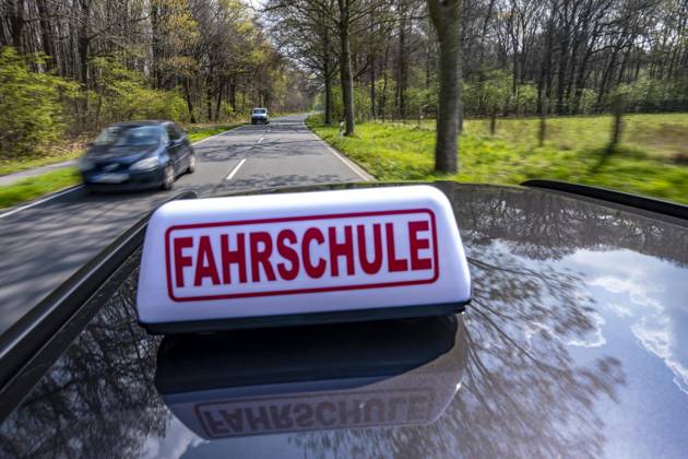 Symbolbild Fahrschule, Fahrt auf einer Landstraße, Fahrschule