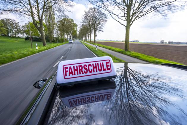 Symbolbild Fahrschule, Fahrt auf einer Landstraße, Fahrschule