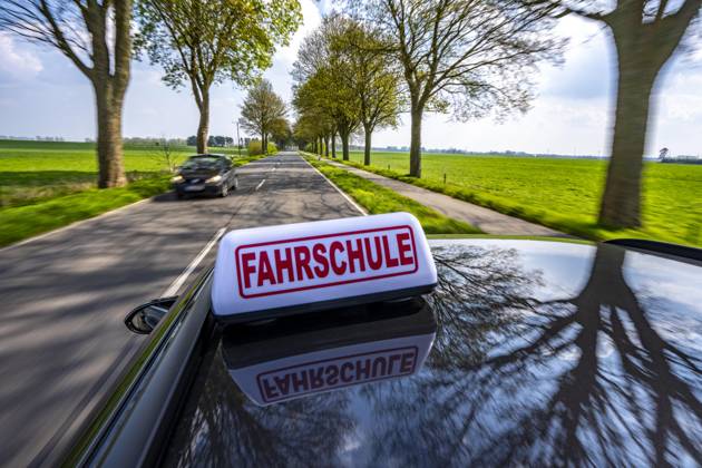 Symbolbild Fahrschule, Fahrt auf einer Landstraße, Fahrschule