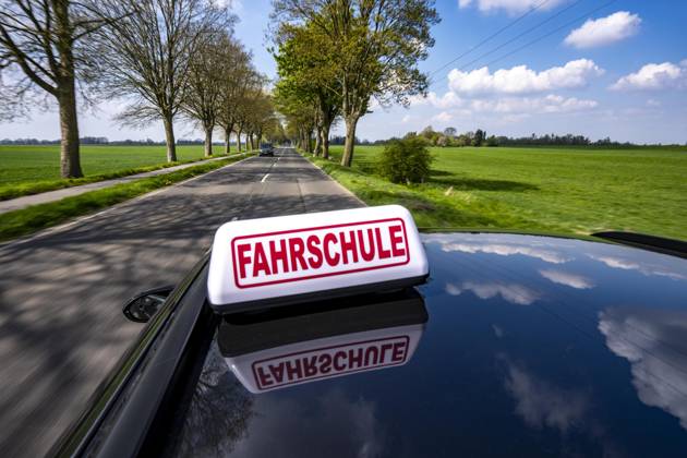 Symbolbild Fahrschule, Fahrt auf einer Landstraße, Fahrschule