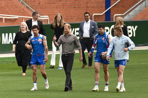 HARRY AND MEGHAN AUSTRALIA VISIT, Prince Harry the Duke of Sussex speaks with (L-R) Tom Liberatore, Matthew Kennedy and Adam Treloar of Western Bulldogs during a visit with the Movember Foundation at the Western Bulldogs headquarters, Whitten Oval in Melbourne, Wednesday, April 15, 2026. ( NO ARCHIVING MELBOURNE VICTORIA AUSTRALIA  Copyright: xJOELxCARRETTx 20260415163235410155