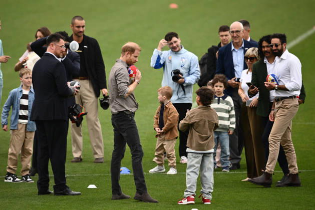 HARRY AND MEGHAN AUSTRALIA VISIT, Prince Harry the Duke of Sussex during plays with an AFL footy during a visit with the Movember Foundation at the Western Bulldogs headquarters, Whitten Oval in Melbourne, Wednesday, April 15, 2026. ( NO ARCHIVING MELBOURNE VICTORIA AUSTRALIA  Copyright: xJOELxCARRETTx 20260415139933439431
