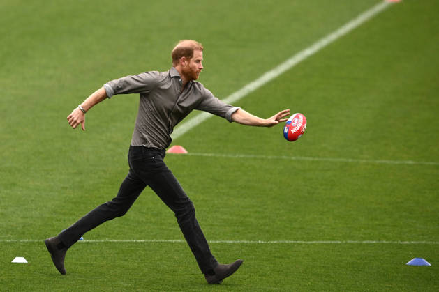 HARRY AND MEGHAN AUSTRALIA VISIT, Prince Harry the Duke of Sussex during plays with an AFL footy during a visit with the Movember Foundation at the Western Bulldogs headquarters, Whitten Oval in Melbourne, Wednesday, April 15, 2026. ( NO ARCHIVING MELBOURNE VICTORIA AUSTRALIA  Copyright: xJOELxCARRETTx 20260415188478097030