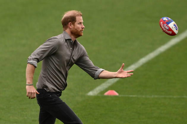 HARRY AND MEGHAN AUSTRALIA VISIT, Prince Harry the Duke of Sussex during plays with an AFL footy during a visit with the Movember Foundation at the Western Bulldogs headquarters, Whitten Oval in Melbourne, Wednesday, April 15, 2026. ( NO ARCHIVING MELBOURNE VICTORIA AUSTRALIA  Copyright: xJOELxCARRETTx 20260415195342186700