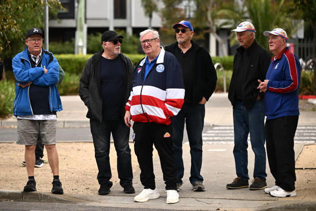HARRY AND MEGHAN AUSTRALIA VISIT, Western Bulldogs supporters wait to enter the ground for a training session as Prince Harry the Duke of Sussex visits with the Movember Foundation at the Western Bulldogs headquarters, Whitten Oval in Melbourne, Wednesday, April 15, 2026. ( NO ARCHIVING MELBOURNE VICTORIA AUSTRALIA  Copyright: xJOELxCARRETTx 20260415120014652176