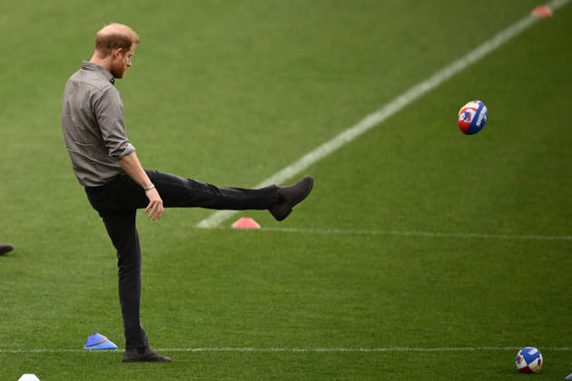 HARRY AND MEGHAN AUSTRALIA VISIT, Prince Harry the Duke of Sussex during plays with an AFL footy during a visit with the Movember Foundation at the Western Bulldogs headquarters, Whitten Oval in Melbourne, Wednesday, April 15, 2026. ( NO ARCHIVING MELBOURNE VICTORIA AUSTRALIA  Copyright: xJOELxCARRETTx 20260415124670094991