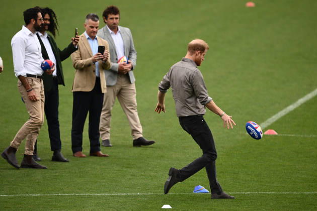 HARRY AND MEGHAN AUSTRALIA VISIT, Prince Harry the Duke of Sussex during plays with an AFL footy during a visit with the Movember Foundation at the Western Bulldogs headquarters, Whitten Oval in Melbourne, Wednesday, April 15, 2026. ( NO ARCHIVING MELBOURNE VICTORIA AUSTRALIA  Copyright: xJOELxCARRETTx 20260415146545468326