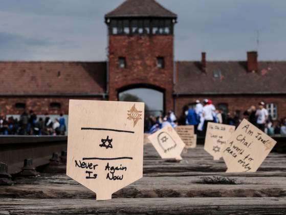 News Bilder des Tages #2 March of the Living in Auschwitz, Poland - 14 Apr 2026 Participants leave prayers on landmark Birkenau extermination camp railway track in Auschwitz Museum - former Nazi German Concentration Camp during the International March of the Living (MOTL). MOTL in an educational event and takes place on Holocaust Memorial Day observed in the Jewish calendar (Yom HaShoah), thousands of participants march silently from Auschwitz to Birkenau - an extermination camp. It traditionally gathered Holocaust survivors, but today other antisemitism attack survivors attend the march. Auschwitz Poland Copyright: xDominikaxZarzyckax xSOPAxImagesx April_14_2026_Oswiecim_MOTL-28