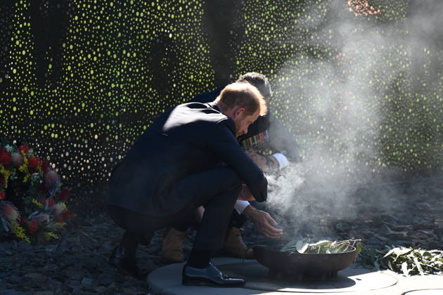 HARRY AND MEGHAN AUSTRALIA VISIT, Prince Harry, Duke of Sussex attends a smoking ceremony at the ˜For Our Country™ memorial during his visit to the Australian War Memorial in Canberra, Wednesday, April 15, 2026. ( NO ARCHIVING CANBERRA AUSTRALIAN CAPITAL TERRITORY AUSTRALIA  Copyright: xLUKASxCOCHx 20260415175442365493