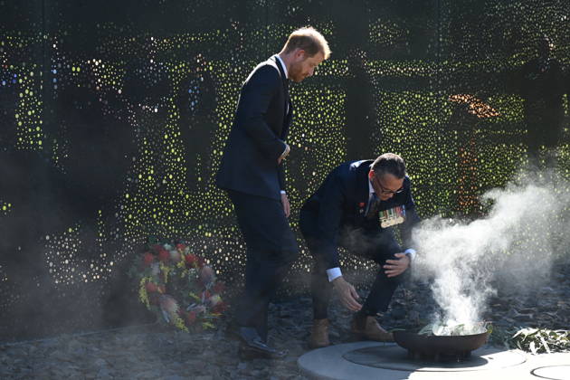 HARRY AND MEGHAN AUSTRALIA VISIT, Prince Harry, Duke of Sussex attends a smoking ceremony at the ˜For Our Country™ memorial during his visit to the Australian War Memorial in Canberra, Wednesday, April 15, 2026. ( NO ARCHIVING CANBERRA AUSTRALIAN CAPITAL TERRITORY AUSTRALIA  Copyright: xLUKASxCOCHx 20260415174034704184