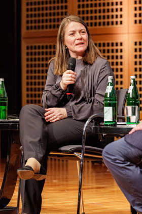 14.04.2026. Düsseldorf. Die Scharf Collection führt in vierter Generation einen Zweig der bedeutenden Berliner Sammlung Otto Gerstenberg weiter, deren Schwerpunkt auf französischer Kunst von den Anfängen der Moderne bis in die Nachkriegszeit reicht. Heute richten RenÃ Scharf und seine Frau Christiane Scharf den Blick auch auf zeitgenössische internationale Positionen, unter anderem mit Werken von Sam Francis, Martin Eder und Katharina Grosse. Im Gespräch mit Kathrin DuBois, Kuratorin der Ausstellung, sprechen sie über die familiäre Sammlungstradition, ihr besonderes Interesse an dem Medium Malerei sowie dem Verhältnis von gegenständlichen und abstrakten Bildwelten. Hier: Kathrin DuBois, Kuratorin der Ausstellung Düsseldorf Kuns