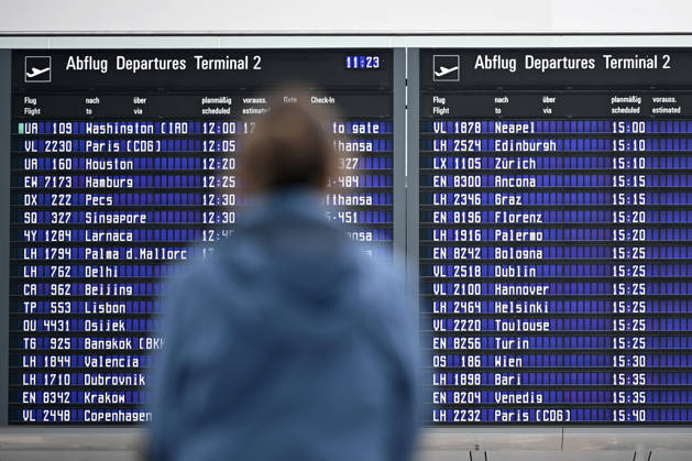 Ein Fluggast wartet vor einer Anzeigetafel mit Lufthansa-Flügen zu sehen am Rande der Eröffnung des Terminal 1-Pier am Flughafen München Franz Josef Strauß. (Themenbild, Symbolbild) München, 13.04.2026 Bayern Deutschland Copyright: xDwixAnoraganingrumx
