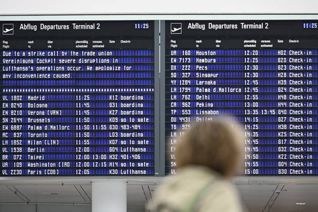 Ein Fluggast wartet vor einer Anzeigetafel mit Lufthansa-Flügen zu sehen am Rande der Eröffnung des Terminal 1-Pier am Flughafen München Franz Josef Strauß. (Themenbild, Symbolbild) München, 13.04.2026 Bayern Deutschland Copyright: xDwixAnoraganingrumx
