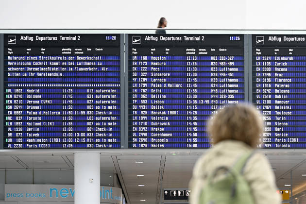 Ein Fluggast wartet vor einer Anzeigetafel mit Lufthansa-Flügen zu sehen am Rande der Eröffnung des Terminal 1-Pier am Flughafen München Franz Josef Strauß. (Themenbild, Symbolbild) München, 13.04.2026 Bayern Deutschland Copyright: xDwixAnoraganingrumx