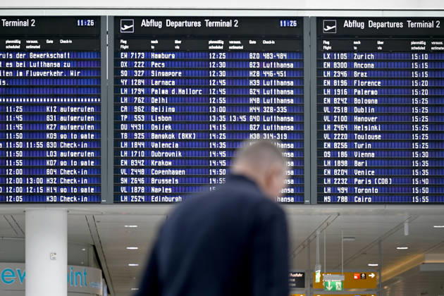 Ein Fluggast wartet vor einer Anzeigetafel mit Lufthansa-Flügen zu sehen am Rande der Eröffnung des Terminal 1-Pier am Flughafen München Franz Josef Strauß. (Themenbild, Symbolbild) München, 13.04.2026 Bayern Deutschland Copyright: xDwixAnoraganingrumx