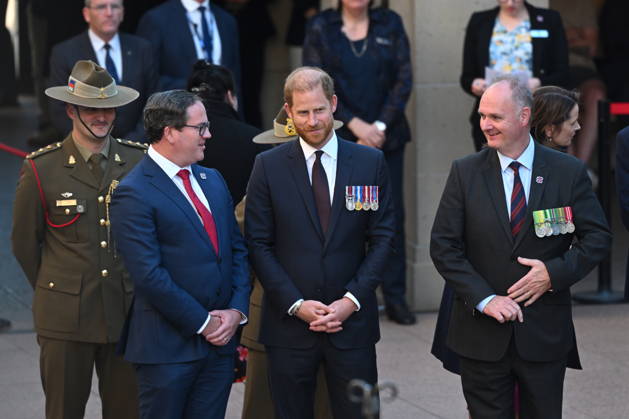 HARRY AND MEGHAN AUSTRALIA VISIT, Prince Harry, Duke of Sussex speaks to Australian Minister for Veterans™ Affairs Matt Keogh (left) and Director of the Australian War Memorial Matt Anderson as he attends the Last Post ceremony during his visit to the Australian War Memorial in Canberra, Wednesday, April 15, 2026. ( NO ARCHIVING CANBERRA AUSTRALIAN CAPITAL TERRITORY AUSTRALIA  Copyright: xLUKASxCOCHx 20260415178497035255