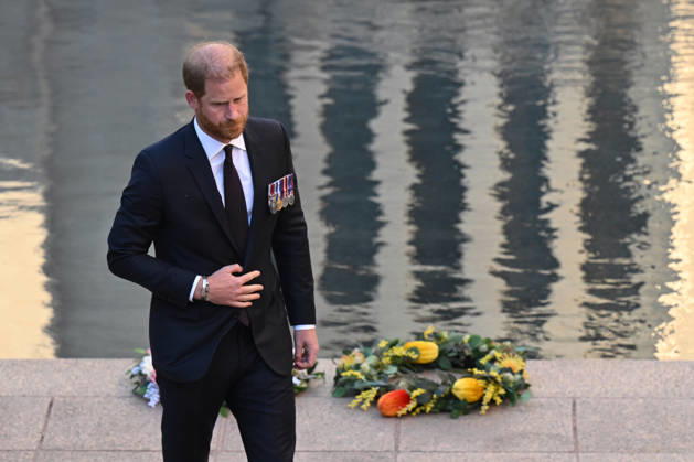 HARRY AND MEGHAN AUSTRALIA VISIT, Prince Harry, Duke of Sussex lays a wreath as he attends the Last Post ceremony during his visit to the Australian War Memorial in Canberra, Wednesday, April 15, 2026. ( NO ARCHIVING CANBERRA AUSTRALIAN CAPITAL TERRITORY AUSTRALIA  Copyright: xLUKASxCOCHx 20260415118694837148