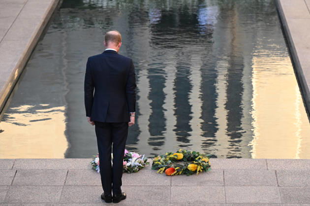HARRY AND MEGHAN AUSTRALIA VISIT, Prince Harry, Duke of Sussex lays a wreath as he attends the Last Post ceremony during his visit to the Australian War Memorial in Canberra, Wednesday, April 15, 2026. ( NO ARCHIVING CANBERRA AUSTRALIAN CAPITAL TERRITORY AUSTRALIA  Copyright: xLUKASxCOCHx 20260415197894724173