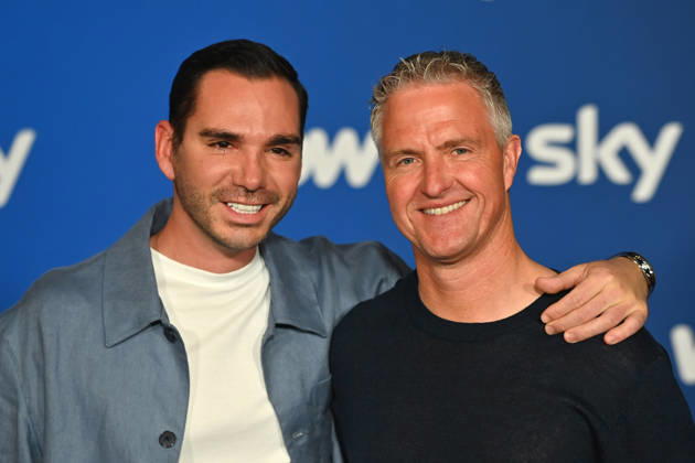 v.re:Ralf SCHUMACHER mit Partner Etienne BOUSQUET CASSAGNE. Muenchner Programmpraesentation SKY SPOTLIGHT, Sky Originals am 15.04.2026 im Hotel Bayerischer Hof.