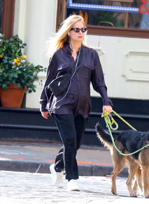 Annabelle Wallis out in New York British actress Sebastian Stan girlfriend Annabelle Wallis pregnant walks her dogs on the street in New York, NY on April 15, 2026. Photo by Dylan Travis ABACAPRESS.COM New York NY  Copyright: xDylanxTravis ABACAx