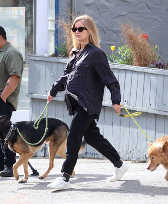 Annabelle Wallis out in New York British actress Sebastian Stan girlfriend Annabelle Wallis pregnant walks her dogs on the street in New York, NY on April 15, 2026. Photo by Dylan Travis ABACAPRESS.COM New York NY  Copyright: xDylanxTravis ABACAx
