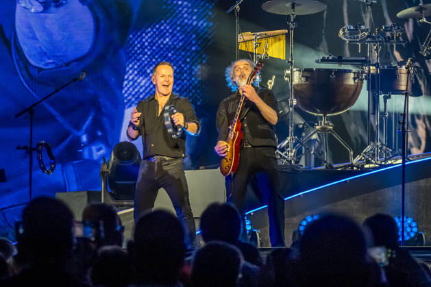 Die Band Santiano mit Björn Both, Hans-Timm Hinrichsen, Axel Stosberg und Peter David Sage begeistert am 15. April 2026 in der Quarterback Immobilien Arena im Rahmen ihrer Tour Da braut sich was zusammen mit einer energiegeladenen Live-Show aus Folk-Rock und maritimen Klängen. Andreas Fahnert ist aus gesundheitlichen Gründen seit Jahren nicht mehr Teil der Live-Auftritte der Band. Santiano Leipzig 2026