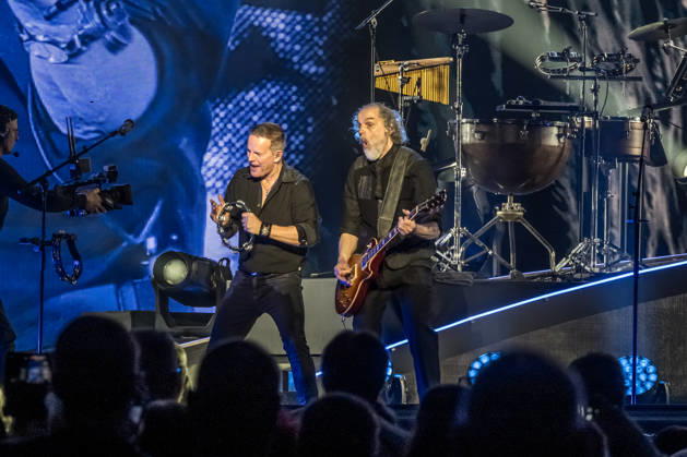Die Band Santiano mit Björn Both, Hans-Timm Hinrichsen, Axel Stosberg und Peter David Sage begeistert am 15. April 2026 in der Quarterback Immobilien Arena im Rahmen ihrer Tour Da braut sich was zusammen mit einer energiegeladenen Live-Show aus Folk-Rock und maritimen Klängen. Andreas Fahnert ist aus gesundheitlichen Gründen seit Jahren nicht mehr Teil der Live-Auftritte der Band. Santiano Leipzig 2026