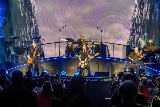 Die Band Santiano mit Björn Both, Hans-Timm Hinrichsen, Axel Stosberg und Peter David Sage begeistert am 15. April 2026 in der Quarterback Immobilien Arena im Rahmen ihrer Tour Da braut sich was zusammen mit einer energiegeladenen Live-Show aus Folk-Rock und maritimen Klängen. Andreas Fahnert ist aus gesundheitlichen Gründen seit Jahren nicht mehr Teil der Live-Auftritte der Band. Santiano Leipzig 2026