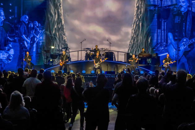 Die Band Santiano mit Björn Both, Hans-Timm Hinrichsen, Axel Stosberg und Peter David Sage begeistert am 15. April 2026 in der Quarterback Immobilien Arena im Rahmen ihrer Tour Da braut sich was zusammen mit einer energiegeladenen Live-Show aus Folk-Rock und maritimen Klängen. Andreas Fahnert ist aus gesundheitlichen Gründen seit Jahren nicht mehr Teil der Live-Auftritte der Band. Santiano Leipzig 2026
