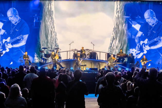 Die Band Santiano mit Björn Both, Hans-Timm Hinrichsen, Axel Stosberg und Peter David Sage begeistert am 15. April 2026 in der Quarterback Immobilien Arena im Rahmen ihrer Tour Da braut sich was zusammen mit einer energiegeladenen Live-Show aus Folk-Rock und maritimen Klängen. Andreas Fahnert ist aus gesundheitlichen Gründen seit Jahren nicht mehr Teil der Live-Auftritte der Band. Santiano Leipzig 2026