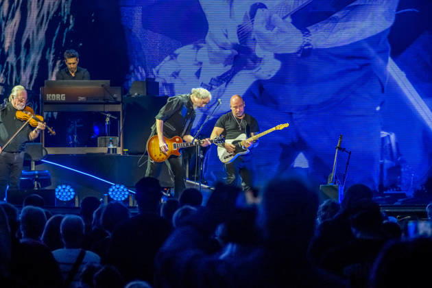Die Band Santiano mit Björn Both, Hans-Timm Hinrichsen, Axel Stosberg und Peter David Sage begeistert am 15. April 2026 in der Quarterback Immobilien Arena im Rahmen ihrer Tour Da braut sich was zusammen mit einer energiegeladenen Live-Show aus Folk-Rock und maritimen Klängen. Andreas Fahnert ist aus gesundheitlichen Gründen seit Jahren nicht mehr Teil der Live-Auftritte der Band. Santiano Leipzig 2026