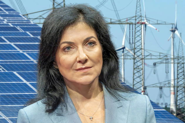 Katherina Reiche, Bundswirtschaftsministerin, CDU, Symbolfoto Reiches umstrittene Energiepolitik, Reiche vor Solarfeldern und Windrädern, FOTOMONTAGE, April 2026 Deutschland, April 2026, Katherina Reiche, Bundswirtschaftsministerin, CDU, Thema Reiches umstrittene Energiepolitik, Vorwurf Reiche bremse den Ausbau erneuerbarer Energien, Wind- und Solarenergie würden benachteiligt, fossile Energien begünstigt, die Energiewende blockiert, Symbolfoto, FOTOMONTAGE aus drei eigenen Fotos, Reiche vor Solarfeldern, Windrädern und Strommmasten, Windkraft, Photovoltaik, Windenergie, Klimapolitik, Klimawandel, Stromerzeugung,