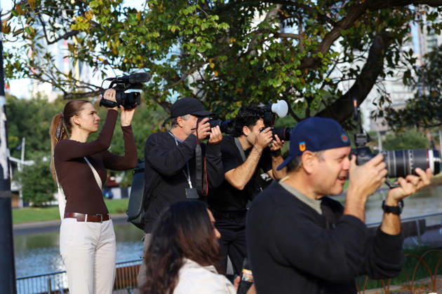 HARRY AND MEGHAN AUSTRALIA VISIT, Members of the media are seen during Prince Harry and Meghan, the Duke and Duchess of Sussex while participating in the Scar Tree Walk at Birrarung Marr during a visit to Australia, Melbourne, Thursday, April 16, 2026. ( NO ARCHIVING MELBOURNE VICTORIA AUSTRALIA  Copyright: xCONxCHRONISx 20260416120823495677