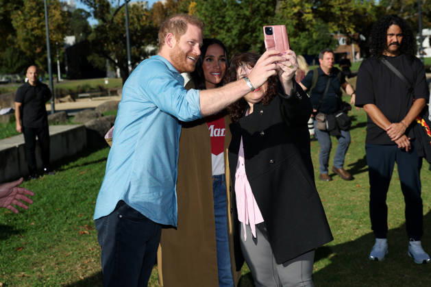 HARRY AND MEGHAN AUSTRALIA VISIT, Prince Harry and Meghan, the Duke and Duchess of Sussex have a selfie photo taken with a member of the public during their Scar Tree Walk at Birrarung Marr during a visit to Australia, Melbourne, Thursday, April 16, 2026. ( NO ARCHIVING MELBOURNE VICTORIA AUSTRALIA  Copyright: xCONxCHRONISx 20260416114427165561