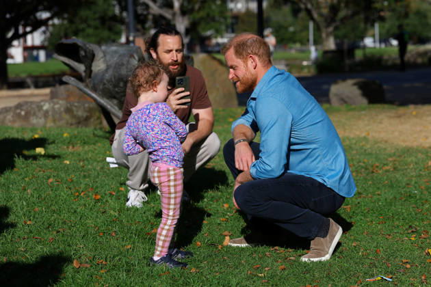 HARRY AND MEGHAN AUSTRALIA VISIT, Prince Harry speaks with a parent and their child along with Meghan, the Duke and Duchess of Sussex during a visit to Australia, Melbourne, Thursday, April 16, 2026. ( NO ARCHIVING MELBOURNE VICTORIA AUSTRALIA  Copyright: xCONxCHRONISx 20260416149319620841