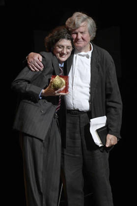 Daisy Bevan und David Hare bei der Verleihung des Bremer Filmpreises der Sparkasse für Vanessa Redgrave auf dem 11. Filmfest Bremen im großen Saal des Theaters am Goetheplatz. Bremen, 15.04.2026