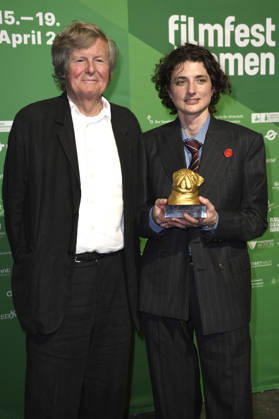 David Hare und Daisy Bevan bei der Verleihung des Bremer Filmpreises der Sparkasse für Vanessa Redgrave auf dem 11. Filmfest Bremen im großen Saal des Theaters am Goetheplatz. Bremen, 15.04.2026