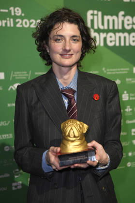 Daisy Bevan nimmt den Preis für ihre Großmutter entgegen bei der Verleihung des Bremer Filmpreises der Sparkasse für Vanessa Redgrave auf dem 11. Filmfest Bremen im großen Saal des Theaters am Goetheplatz. Bremen, 15.04.2026