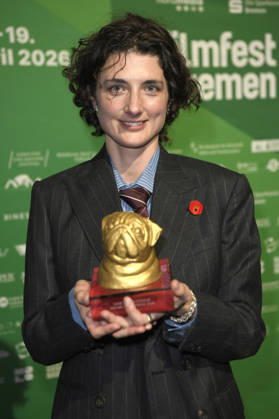 Daisy Bevan nimmt den Preis für ihre Großmutter entgegen bei der Verleihung des Bremer Filmpreises der Sparkasse für Vanessa Redgrave auf dem 11. Filmfest Bremen im großen Saal des Theaters am Goetheplatz. Bremen, 15.04.2026