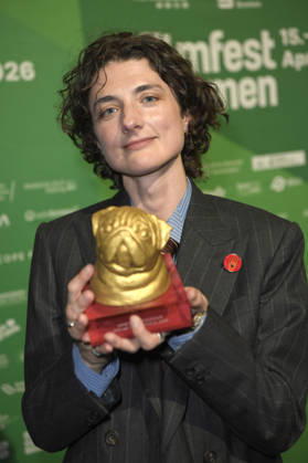 Daisy Bevan nimmt den Preis für ihre Großmutter entgegen bei der Verleihung des Bremer Filmpreises der Sparkasse für Vanessa Redgrave auf dem 11. Filmfest Bremen im großen Saal des Theaters am Goetheplatz. Bremen, 15.04.2026