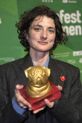 Daisy Bevan nimmt den Preis für ihre Großmutter entgegen bei der Verleihung des Bremer Filmpreises der Sparkasse für Vanessa Redgrave auf dem 11. Filmfest Bremen im großen Saal des Theaters am Goetheplatz. Bremen, 15.04.2026